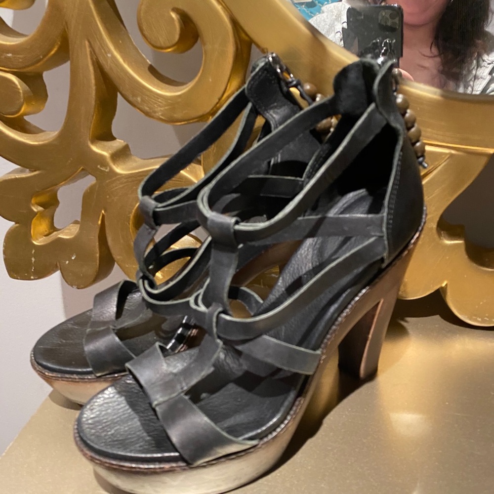 Women’s UGG leather sandals size 7.5